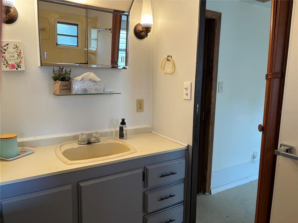 待售: $90,000 (2 贝兹, 1 浴室, 740 平方英尺)