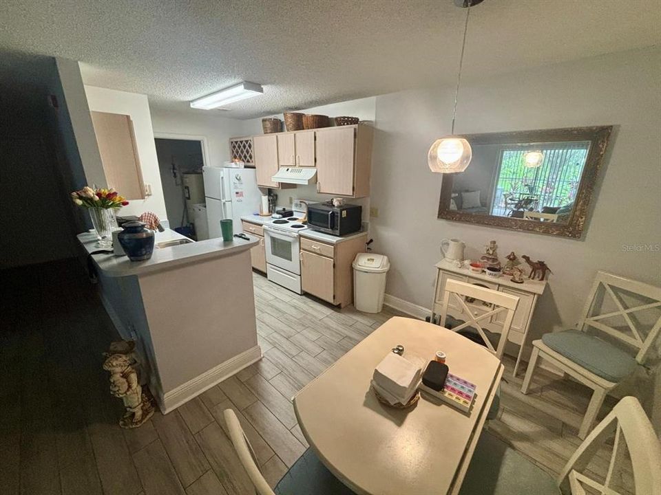 For Sale: $179,900 (2 beds, 2 baths, 954 Square Feet)