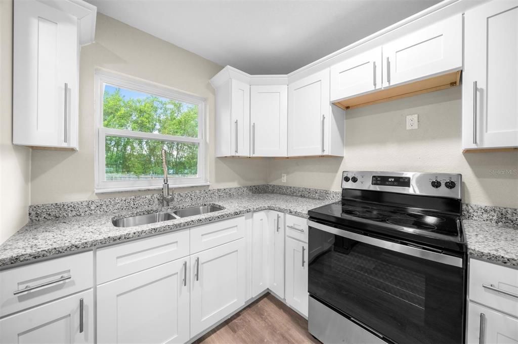 合同活跃: $225,000 (3 贝兹, 2 浴室, 1204 平方英尺)