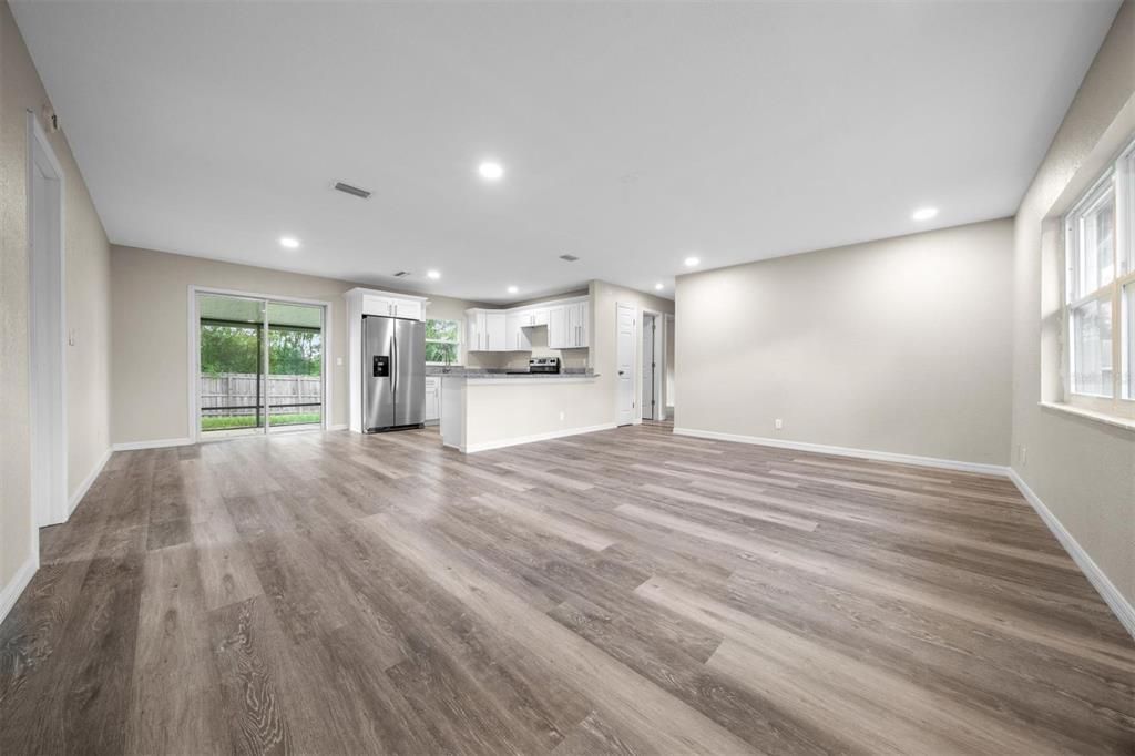 合同活跃: $225,000 (3 贝兹, 2 浴室, 1204 平方英尺)