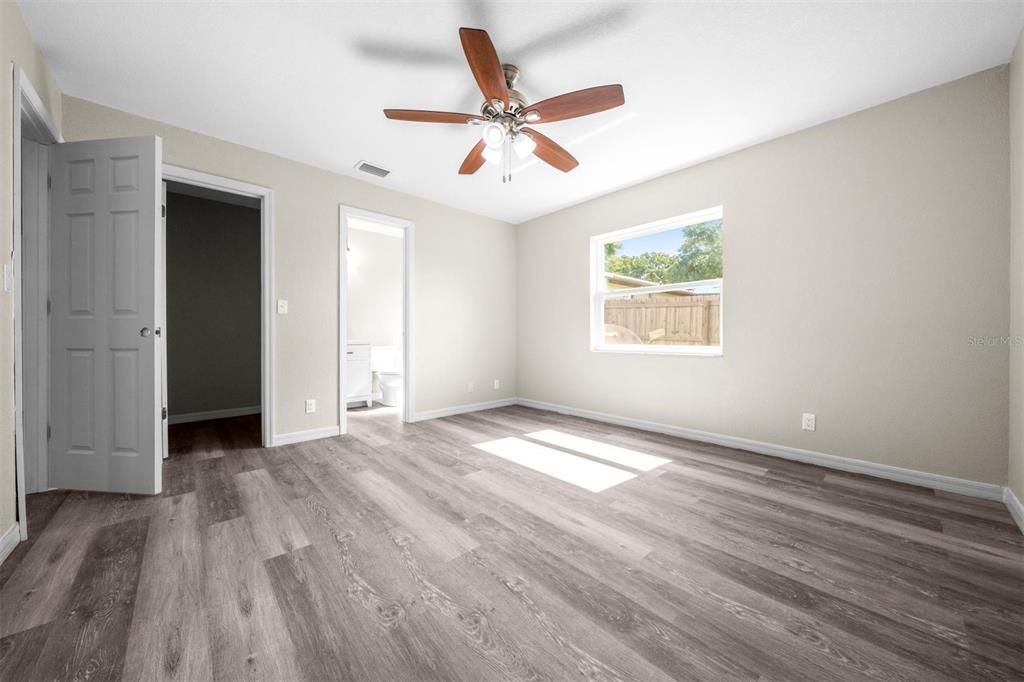 合同活跃: $225,000 (3 贝兹, 2 浴室, 1204 平方英尺)