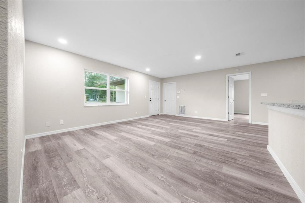 合同活跃: $225,000 (3 贝兹, 2 浴室, 1204 平方英尺)