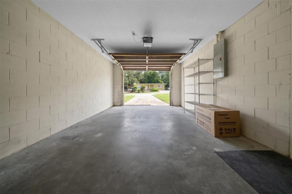 合同活跃: $225,000 (3 贝兹, 2 浴室, 1204 平方英尺)