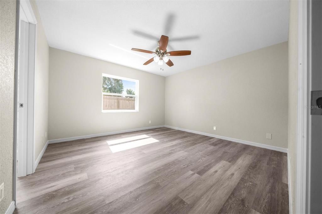 合同活跃: $225,000 (3 贝兹, 2 浴室, 1204 平方英尺)