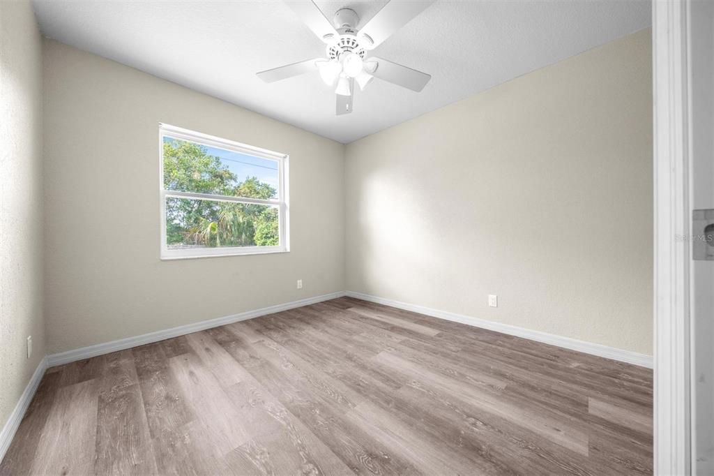 合同活跃: $225,000 (3 贝兹, 2 浴室, 1204 平方英尺)