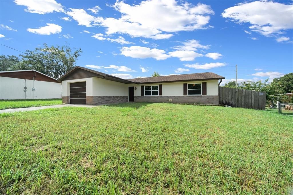 合同活跃: $225,000 (3 贝兹, 2 浴室, 1204 平方英尺)