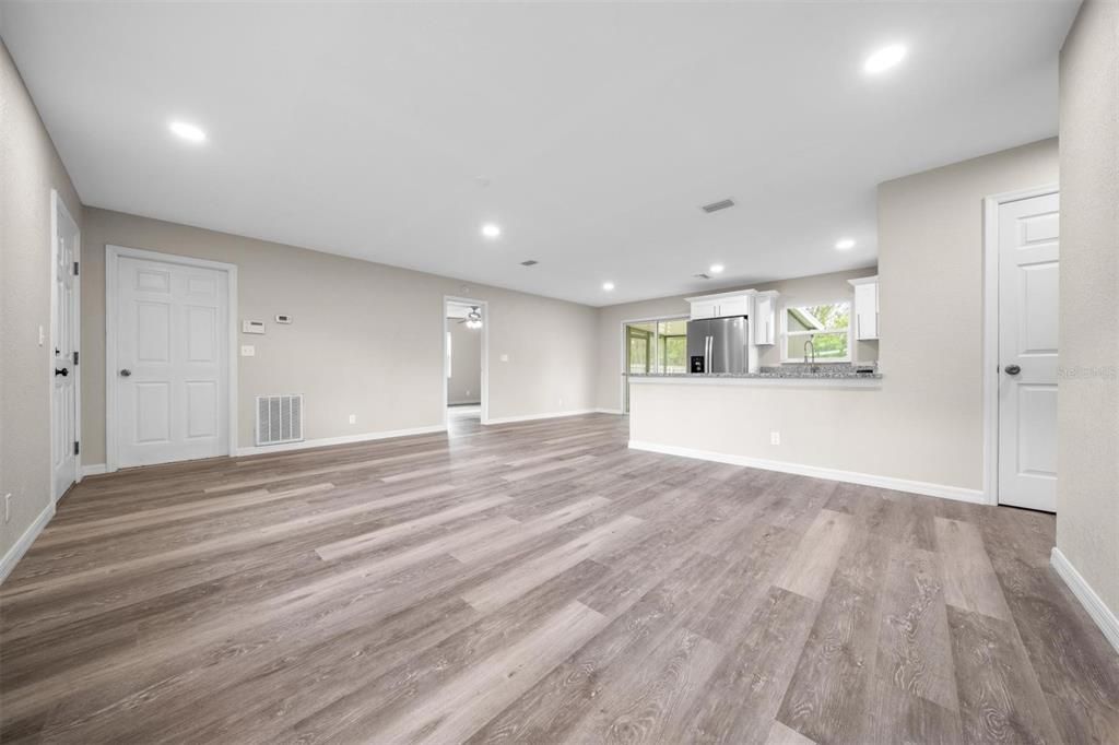 合同活跃: $225,000 (3 贝兹, 2 浴室, 1204 平方英尺)