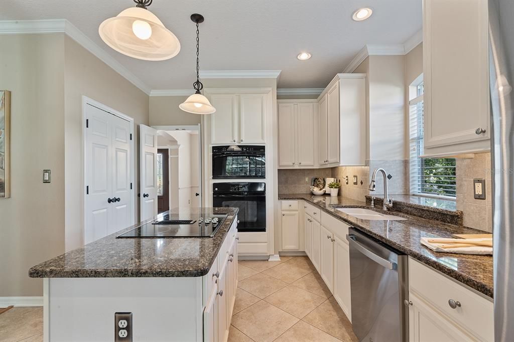 Activo con contrato: $675,000 (4 camas, 3 baños, 2861 Pies cuadrados)