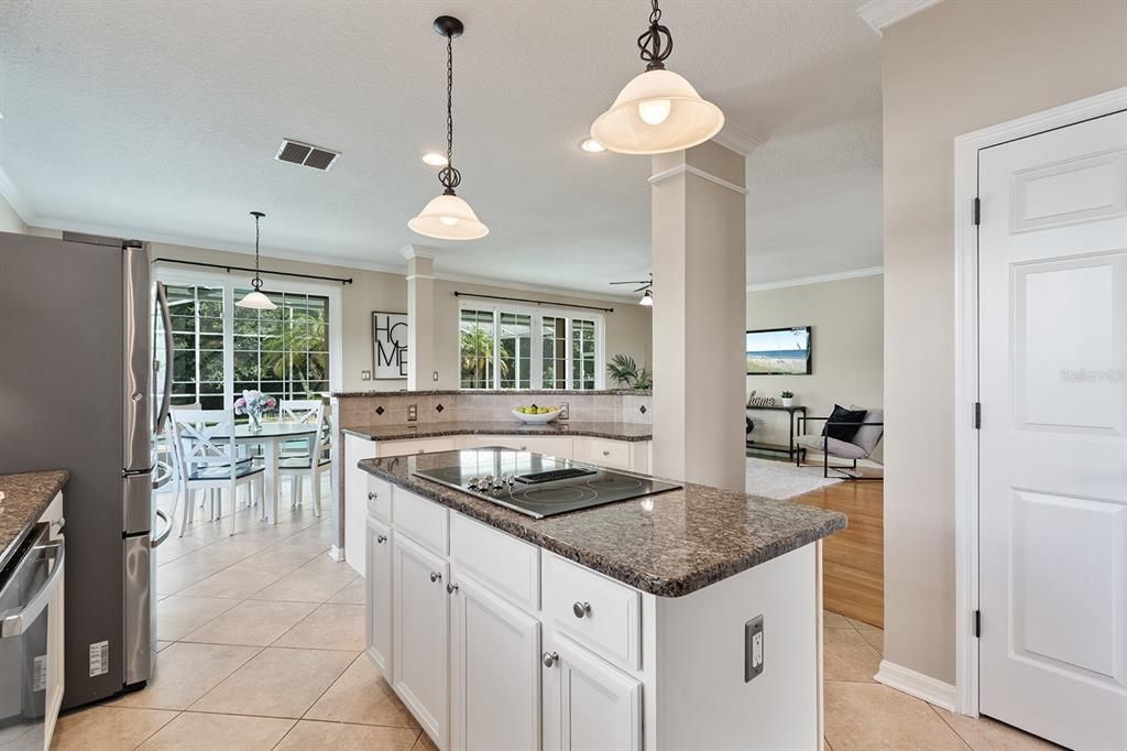 Activo con contrato: $675,000 (4 camas, 3 baños, 2861 Pies cuadrados)