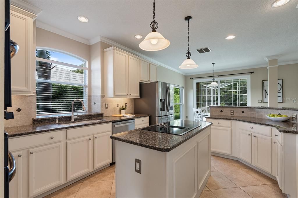 Activo con contrato: $675,000 (4 camas, 3 baños, 2861 Pies cuadrados)