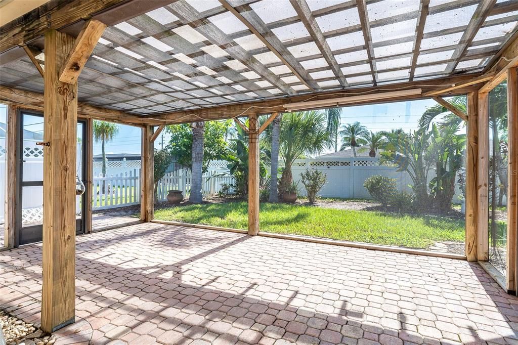 Active With Contract: $320,000 (2 beds, 2 baths, 1556 Square Feet)