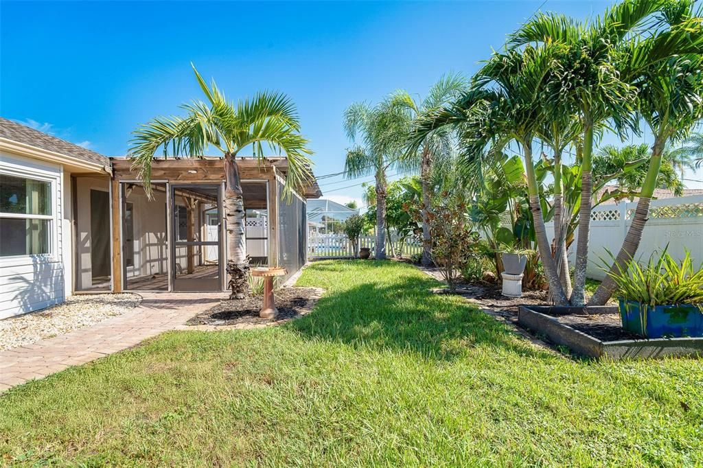 Active With Contract: $320,000 (2 beds, 2 baths, 1556 Square Feet)