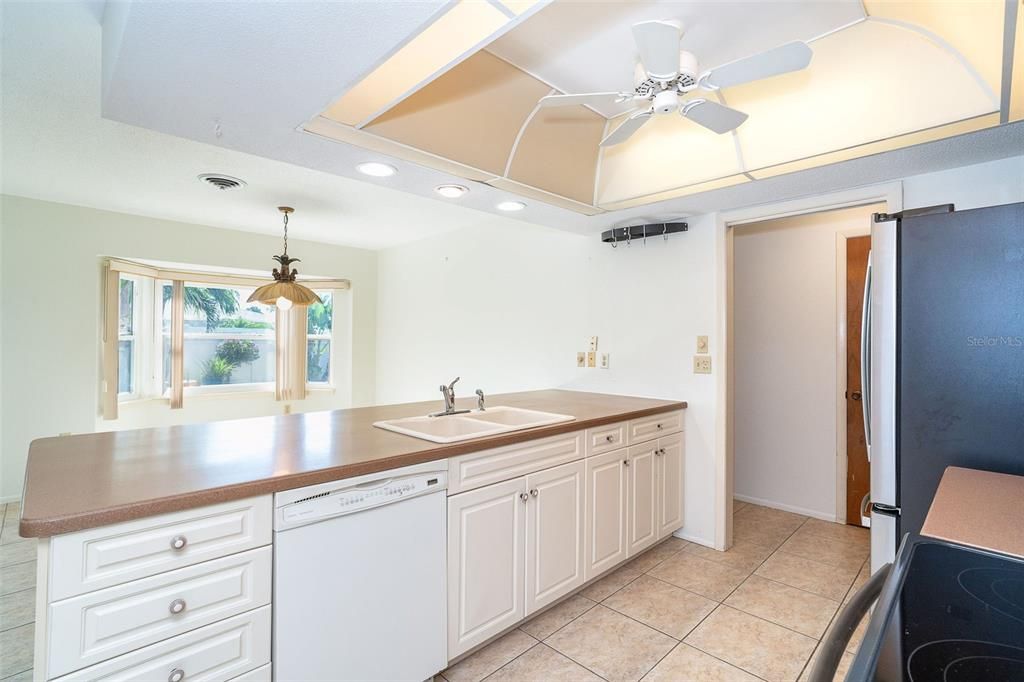 Active With Contract: $320,000 (2 beds, 2 baths, 1556 Square Feet)