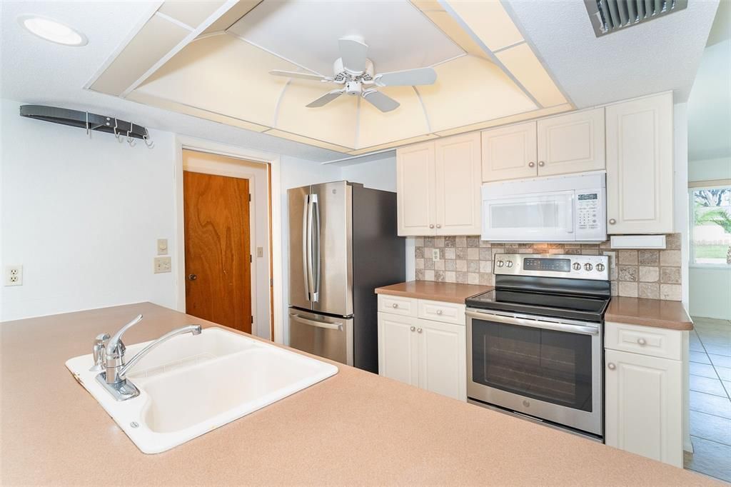 Active With Contract: $320,000 (2 beds, 2 baths, 1556 Square Feet)