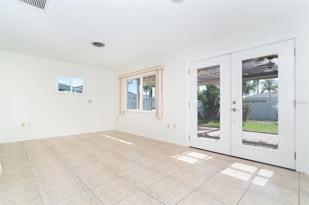 Active With Contract: $320,000 (2 beds, 2 baths, 1556 Square Feet)