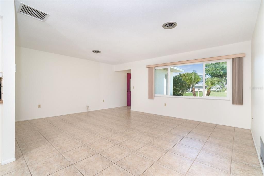 Active With Contract: $320,000 (2 beds, 2 baths, 1556 Square Feet)