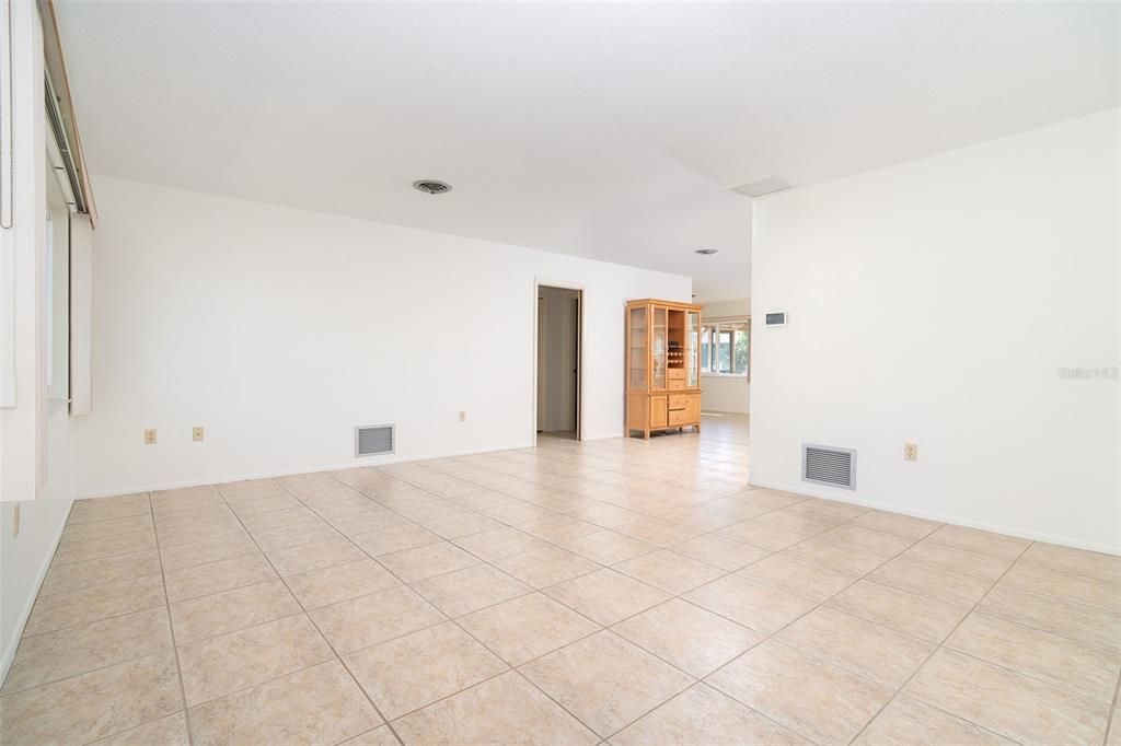 Active With Contract: $320,000 (2 beds, 2 baths, 1556 Square Feet)