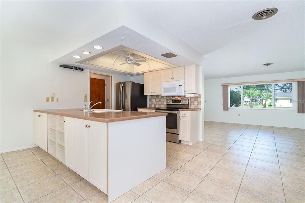 Active With Contract: $320,000 (2 beds, 2 baths, 1556 Square Feet)