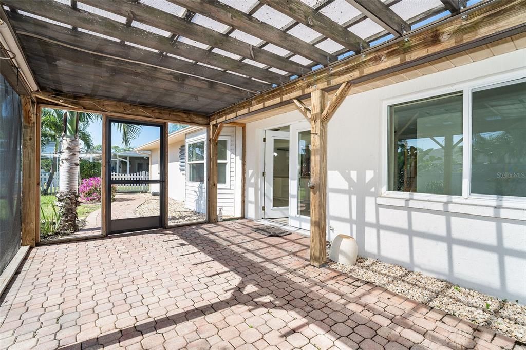 Active With Contract: $320,000 (2 beds, 2 baths, 1556 Square Feet)