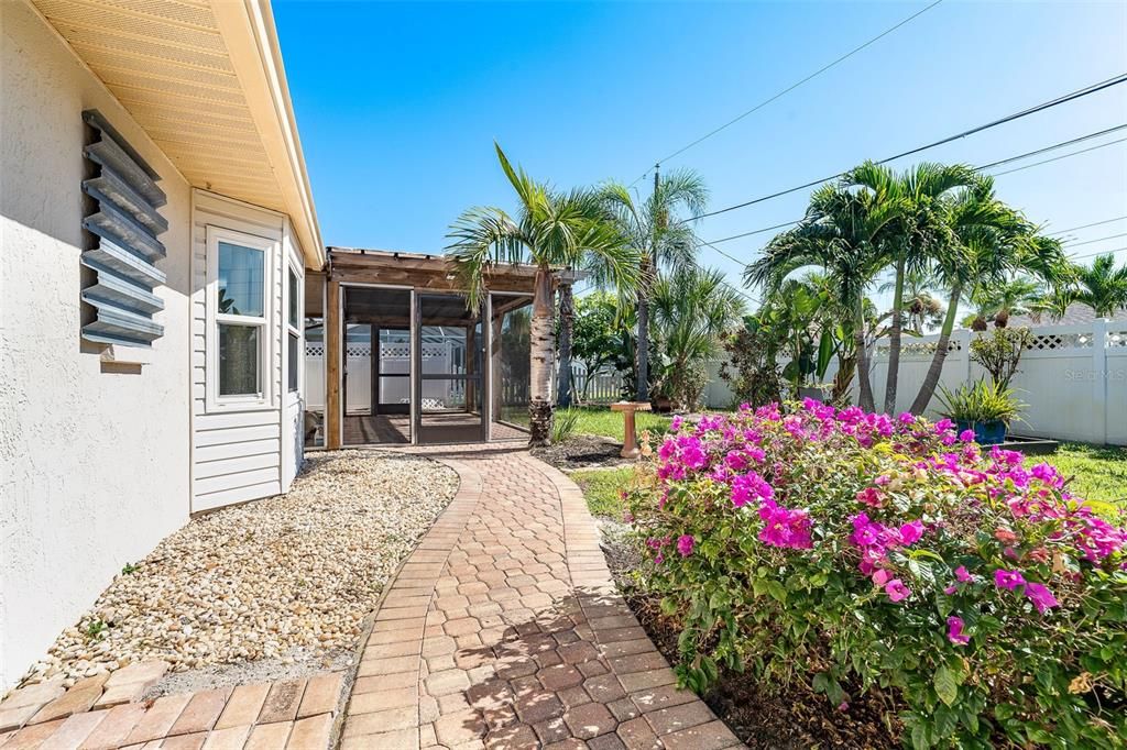 Active With Contract: $320,000 (2 beds, 2 baths, 1556 Square Feet)