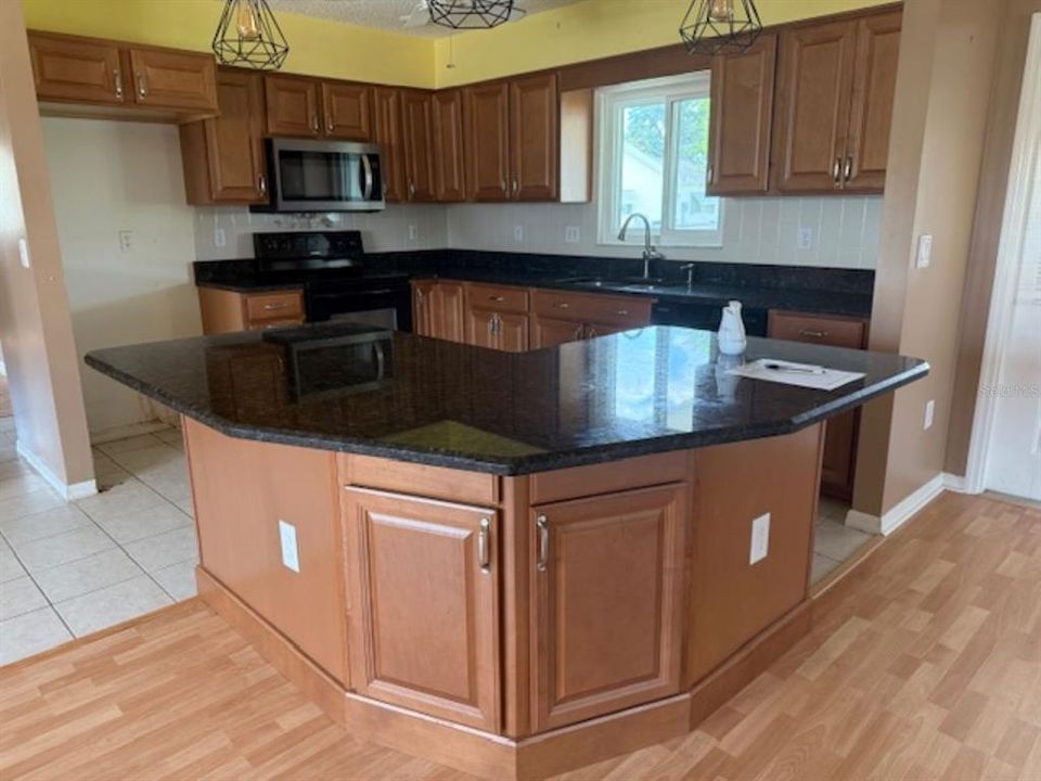 Active With Contract: $190,000 (2 beds, 2 baths, 1450 Square Feet)