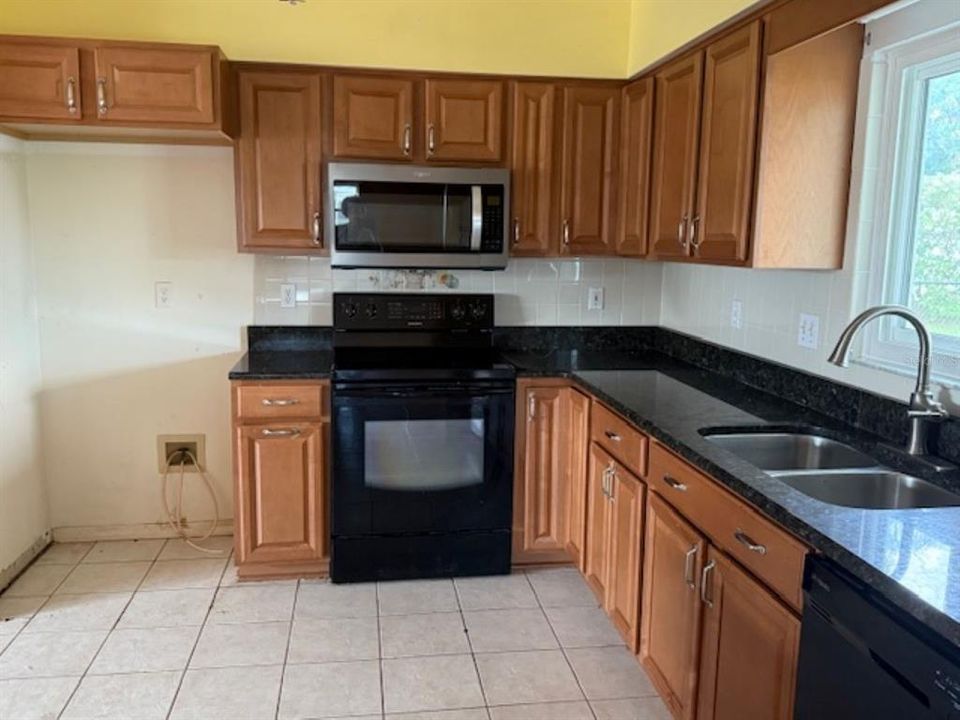 Active With Contract: $190,000 (2 beds, 2 baths, 1450 Square Feet)