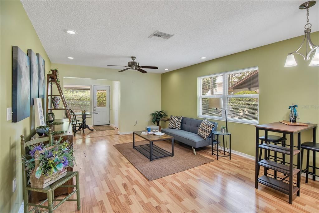 For Sale: $162,000 (2 beds, 2 baths, 979 Square Feet)