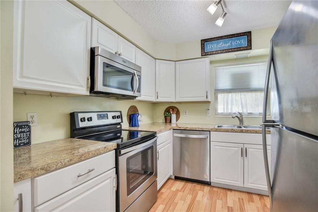 For Sale: $162,000 (2 beds, 2 baths, 979 Square Feet)