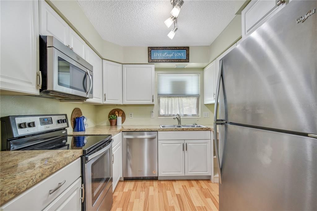 For Sale: $162,000 (2 beds, 2 baths, 979 Square Feet)