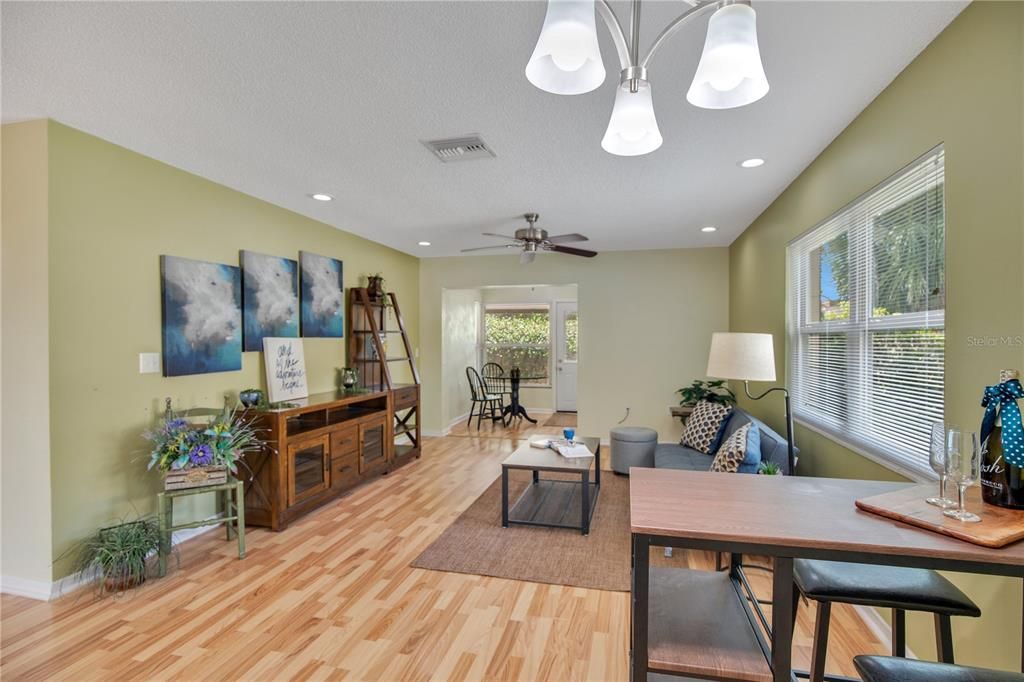 For Sale: $162,000 (2 beds, 2 baths, 979 Square Feet)