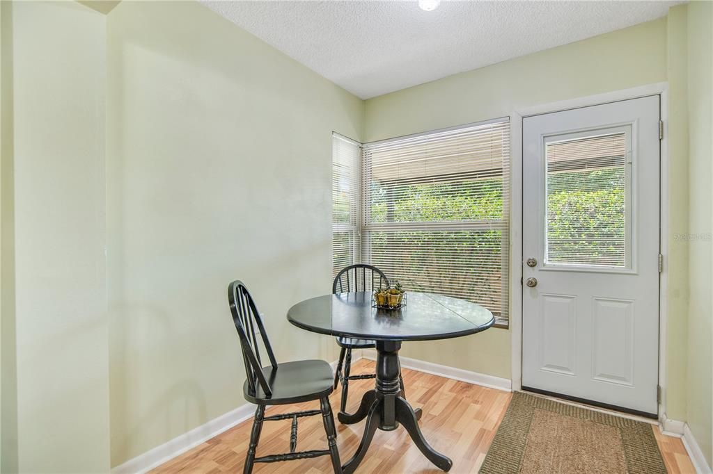 For Sale: $162,000 (2 beds, 2 baths, 979 Square Feet)