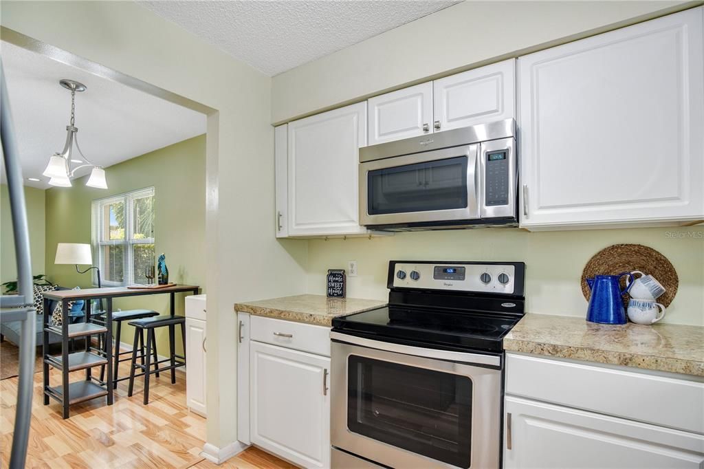 For Sale: $162,000 (2 beds, 2 baths, 979 Square Feet)