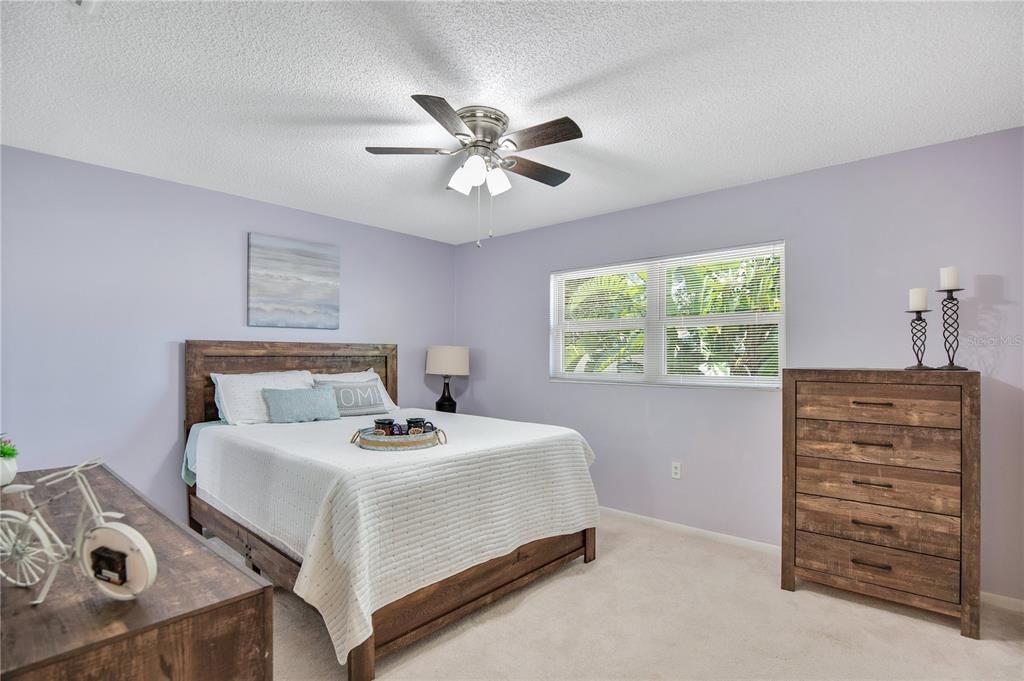 For Sale: $162,000 (2 beds, 2 baths, 979 Square Feet)