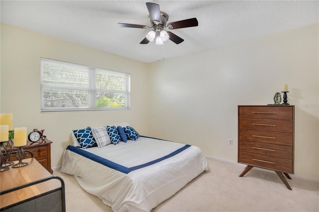 For Sale: $162,000 (2 beds, 2 baths, 979 Square Feet)