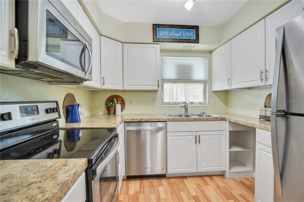 For Sale: $162,000 (2 beds, 2 baths, 979 Square Feet)