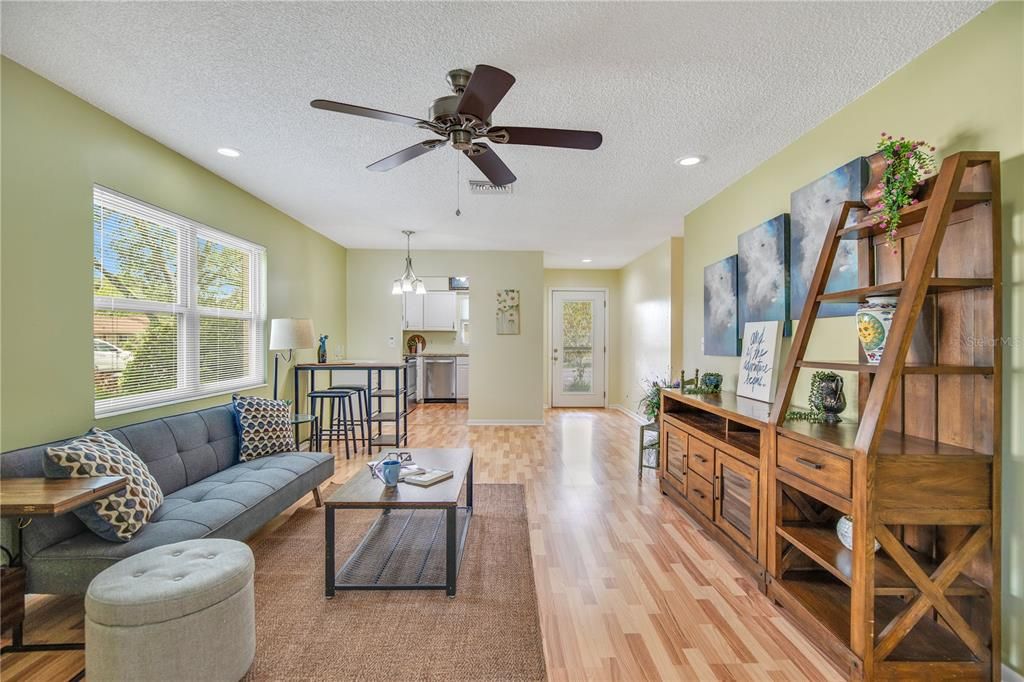 For Sale: $162,000 (2 beds, 2 baths, 979 Square Feet)