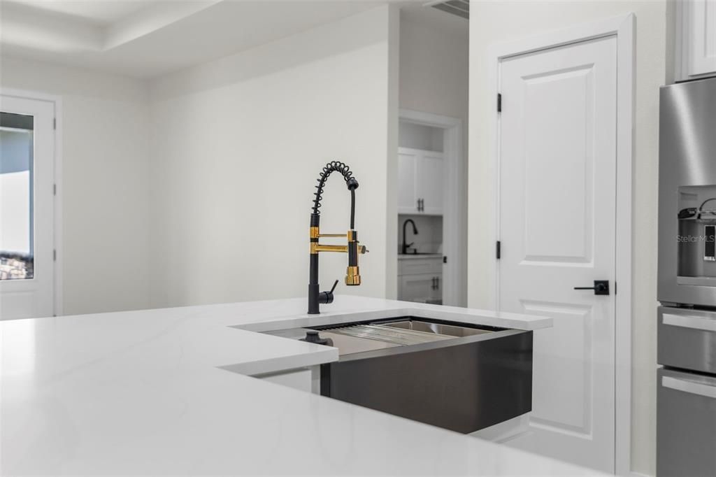 Active With Contract: $647,500 (4 beds, 2 baths, 2282 Square Feet)