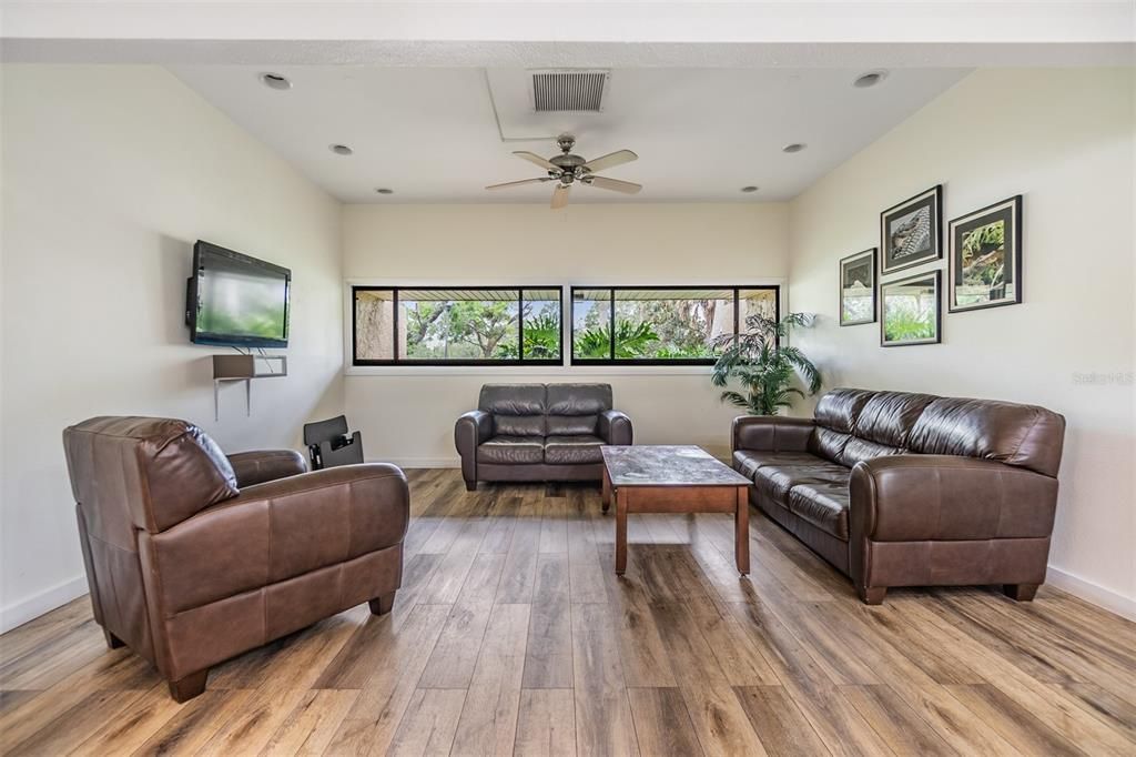 待售: $212,900 (2 贝兹, 2 浴室, 1050 平方英尺)