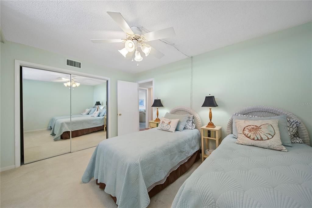 待售: $212,900 (2 贝兹, 2 浴室, 1050 平方英尺)