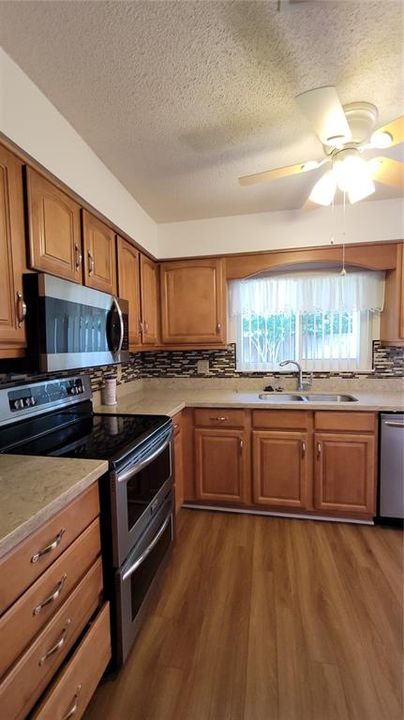 На продажу: $188,000 (2 спален, 2 ванн, 1049 Квадратных фут)