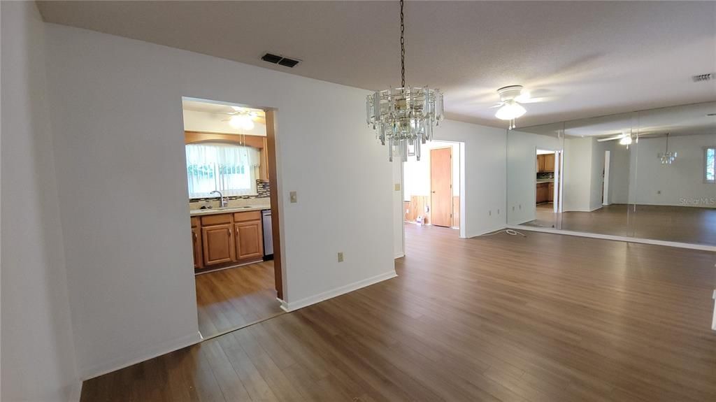 На продажу: $188,000 (2 спален, 2 ванн, 1049 Квадратных фут)