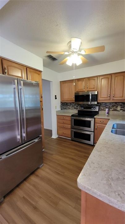 На продажу: $188,000 (2 спален, 2 ванн, 1049 Квадратных фут)