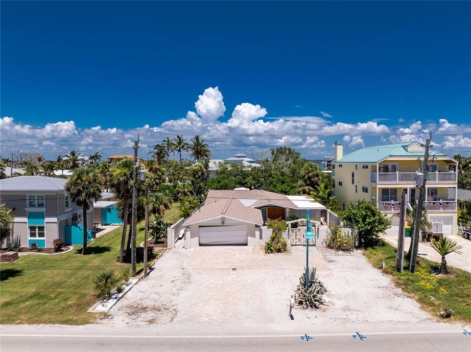 Под контрактом: $679,000 (3 спален, 2 ванн, 2026 Квадратных фут)