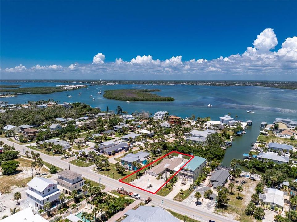 Под контрактом: $679,000 (3 спален, 2 ванн, 2026 Квадратных фут)