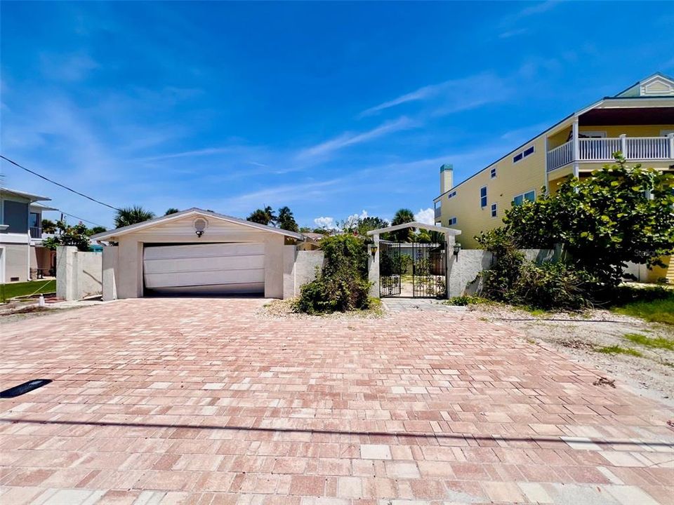 Под контрактом: $679,000 (3 спален, 2 ванн, 2026 Квадратных фут)