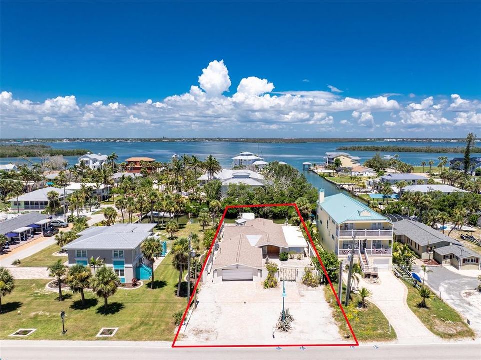 Под контрактом: $679,000 (3 спален, 2 ванн, 2026 Квадратных фут)