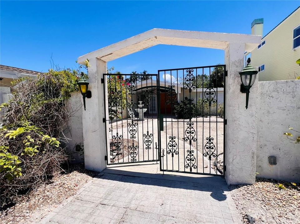 Под контрактом: $679,000 (3 спален, 2 ванн, 2026 Квадратных фут)