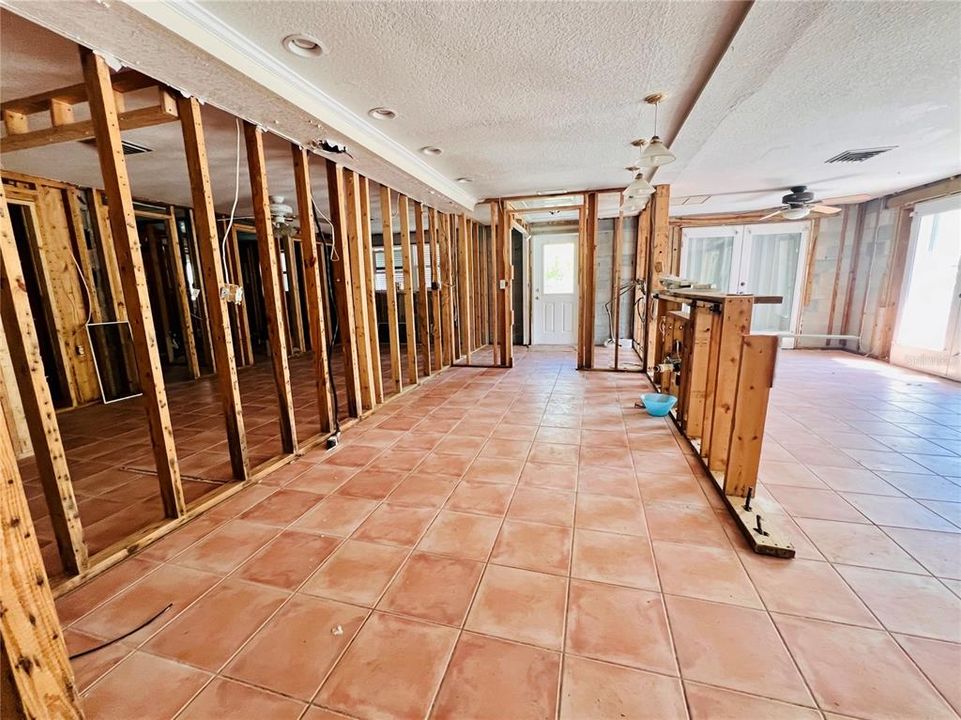 Под контрактом: $679,000 (3 спален, 2 ванн, 2026 Квадратных фут)