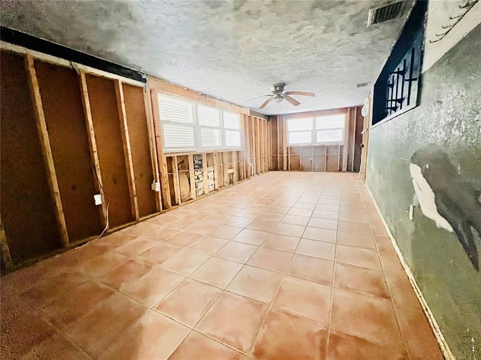 Под контрактом: $679,000 (3 спален, 2 ванн, 2026 Квадратных фут)