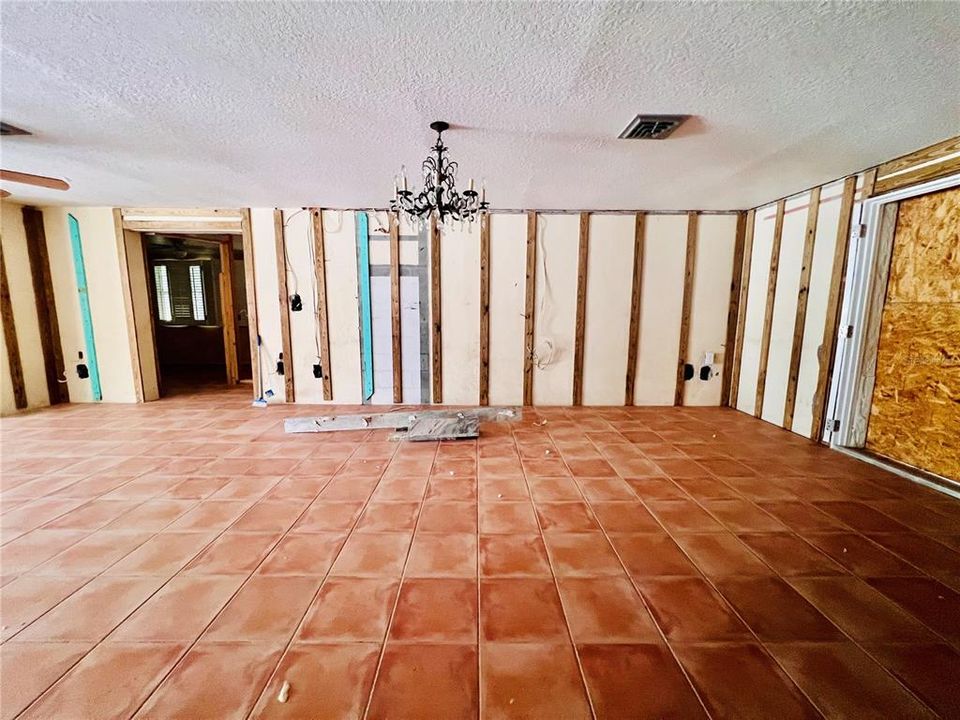 Под контрактом: $679,000 (3 спален, 2 ванн, 2026 Квадратных фут)